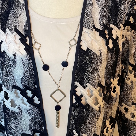 Alfred Dunner lace black & white size medium 2-in-1 top whit attached necklace - Picture 4 of 10